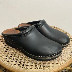 Troentorp black leather clogs